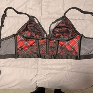 Clean, got it at Victoria secret, it doesn’t fit me.